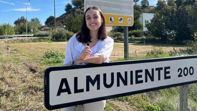 Carla Rivas en su pueblo Almuniente, en Huesca