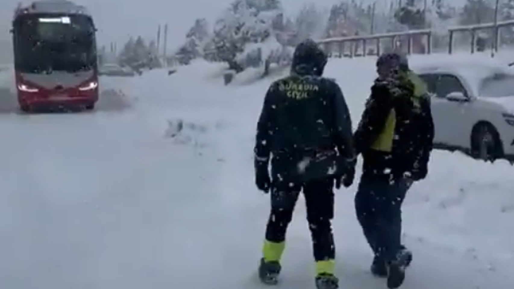 La Guardia Civil rescata a 10 autobuses y 20 coches atrapados por la nieve en las pistas de esquí de Teruel