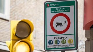 Un cartel de aviso de Zona de Bajas Emisiones en Zaragoza.
