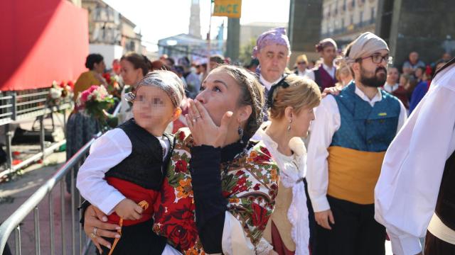 Una mujer con un niño lanza un beso a la Virgen del Pilar durante la tradicional ofrenda de flores en el día de su festividad, a 12 de octubre de 2022, en Zaragoza, Aragón .