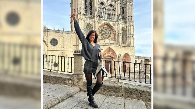 Clara Saval con su violín eléctrico en la Catedral de Burgos