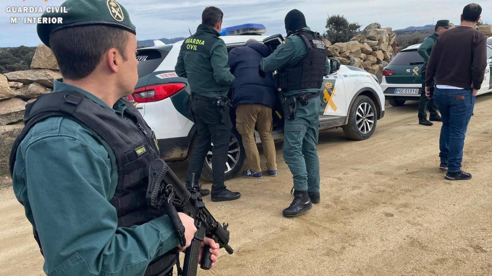 Tres detenidos por maniatar y amenazar de madrugada con una escopeta recortada a un matrimonio en su vivienda en Puente del Congosto