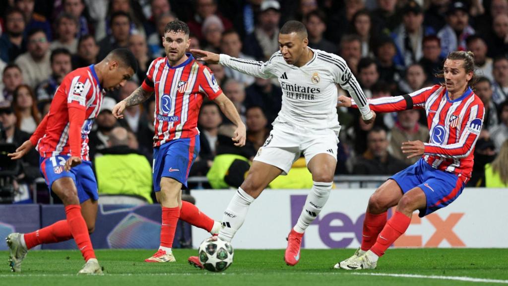 Griezman y Lino presionan a Mbappé en el área del Atlético de Madrid