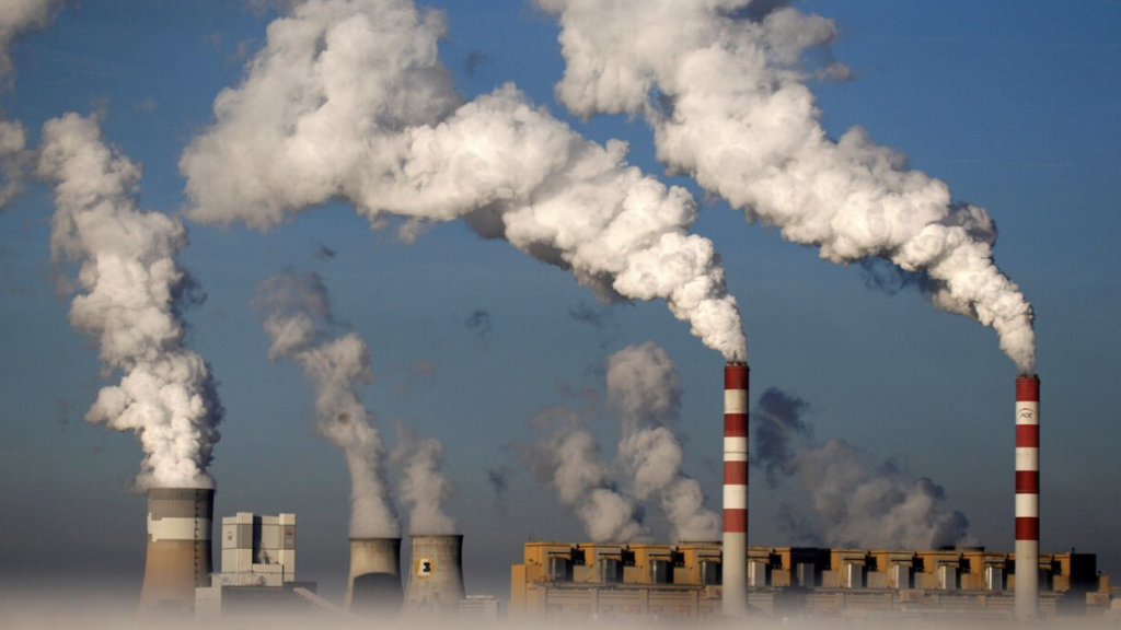 Chimeneas emitiendo CO2 a la atmósfera en Polonia.