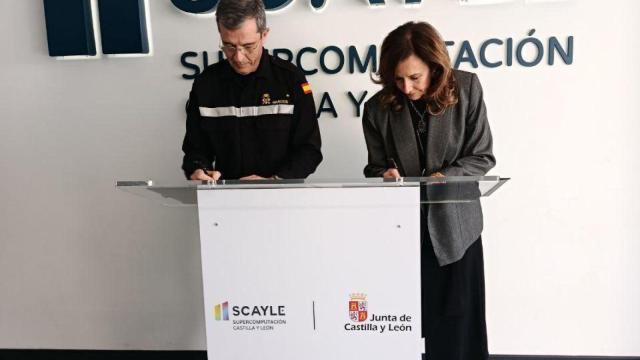 La directora general de la Fundación Centro de Supercomputación de Castilla y León, Hilde Pérez, y el General Jefe de la UME, Francisco Javier Marcos Izquierdo.