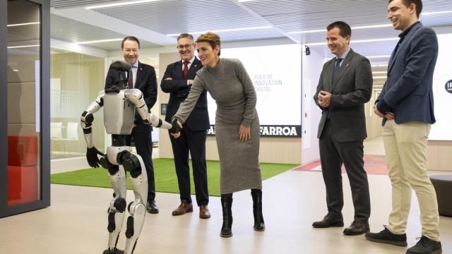 La presidenta Chivite saluda a un robot en el Polo IRIS.