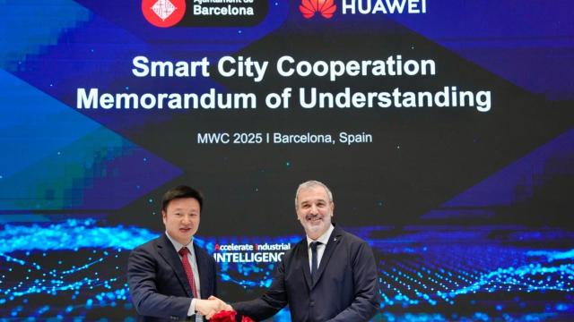 Un instante durante la firma del acuerdo entre Huawei y el Ayuntamiento de Barcelona.