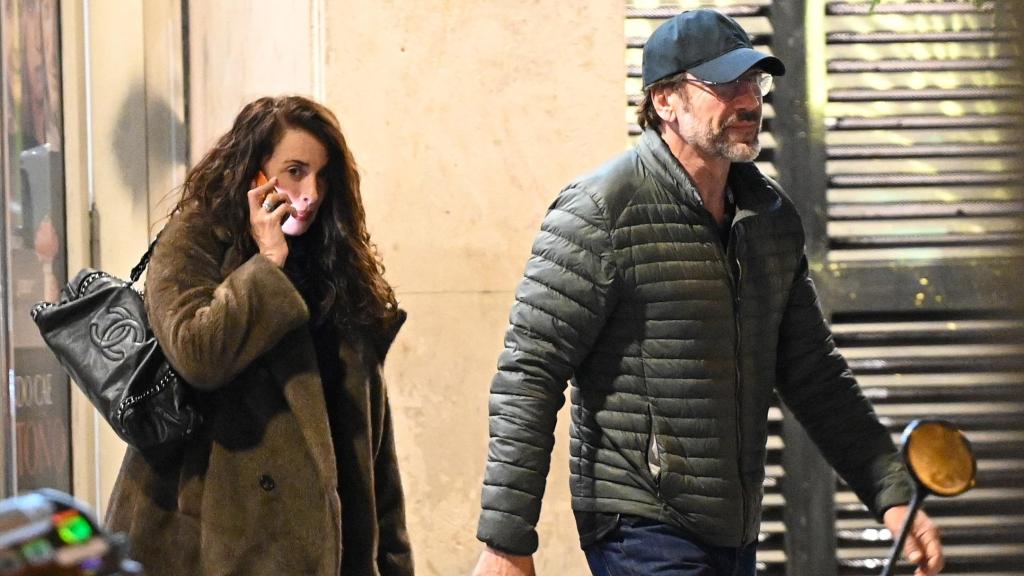 Penélope Cruz y Javier Bardem dando un paseo.