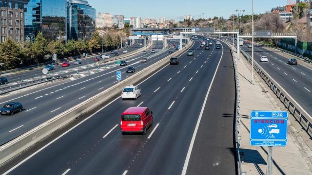 Radar de control de velocidad en una autopista.