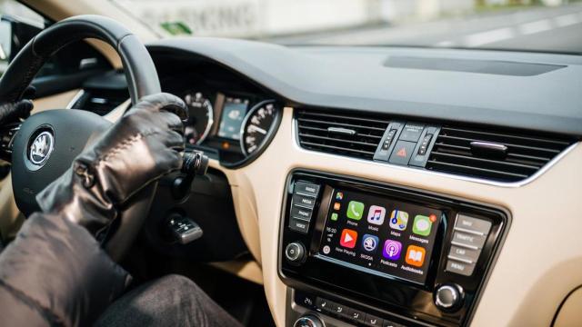 Radio de coche con CarPlay.