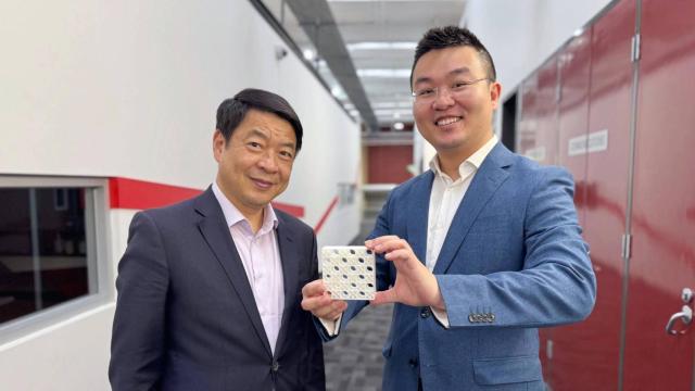 Los ingenieros Mike Xie y Jiaming Ma con un modelo impreso en 3D del material