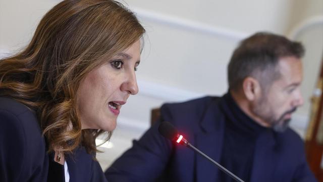 María José Catalá junto a Juanma Badenas (Vox) en una Junta de Gobierno Local. Rober Solsona / EP