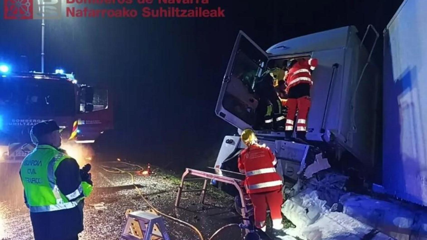 Bomberos de Navarra trabajan en el lugar del accidente.