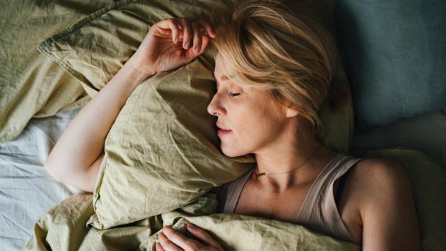 Imagen de archivo de una mujer durmiendo.