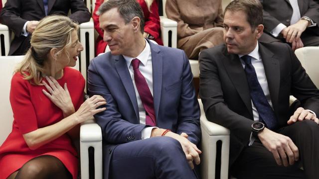 El presidente del Gobierno Pedro Sánchez (c) conversa con la vicepresidenta segunda y ministra de Trabajo, Yolanda Díaz (i), junto al presidente de CEPYME, Gerardo Cuerva (d), durante el acto de entrega de los ‘XI Premios Cepyme’.