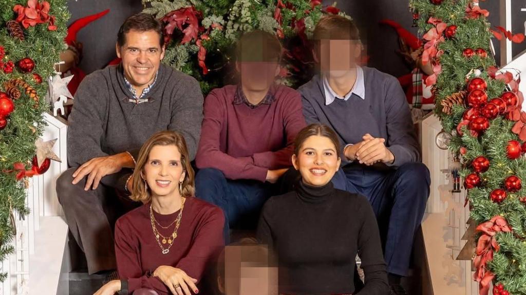 Luis Alfonso de Borbón y su esposa, Margarita Vargas, con sus cuatro hijos.