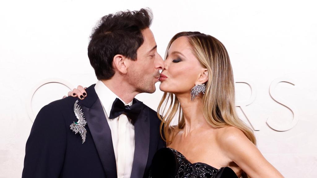 Adrien Brody, con Georgina Chapman en la 97ª edición de los Oscar.