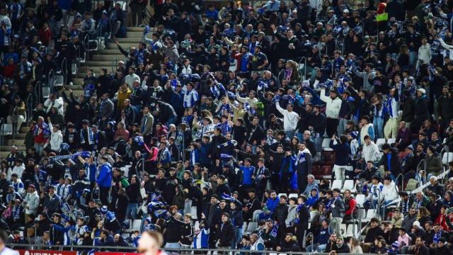 Aficionados blanquiazules durante el partido disputado en Murcia.