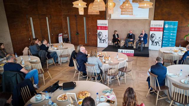 Silvia García, Antón Costas y Enrique Cabero durante el coloquio del desayuno informativo organizado por EL ESPAÑOL - Noticias de Castilla y León