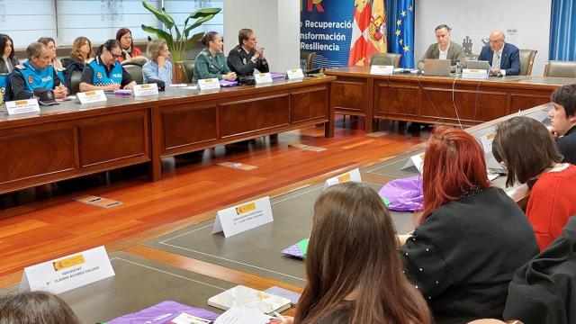 Jacinto Canales en su reunión con diferentes colectivos antes del 8 de marzo