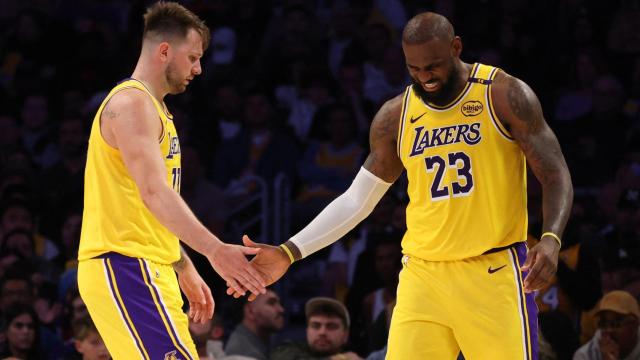 Lebron James y Luka Doncic chocan la mano