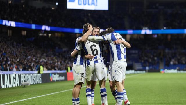 Los jugadores de la Real Sociedad celebran un gol