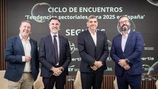 Ángel Uzquiza, director de Innovación de Santalucía; Carlos Martín, socio responsable del Sector Seguros de EY; Juan Cumbrado, director de Innovación de Mapfre España, y José Pereira, director de Medios de Asisa, en el inicio del encuentro.