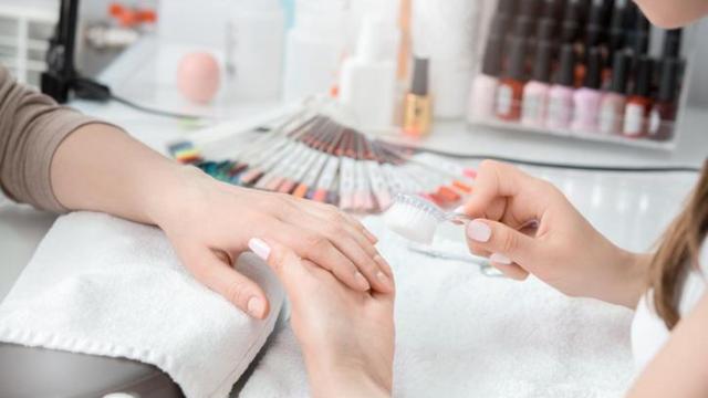 Mujer haciéndose la manicura en un salón.