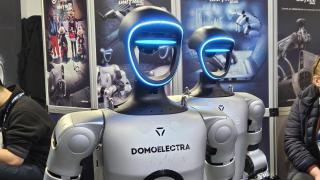 Dos unidades de Unitree G1 en el MWC 2025