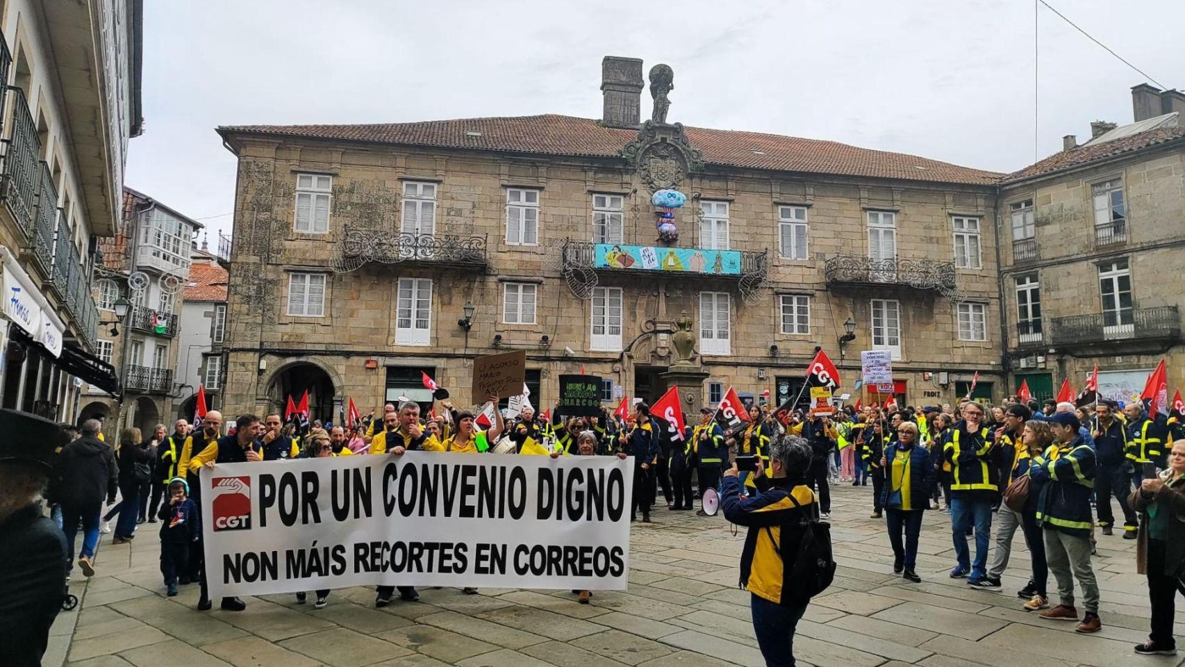 Más de 400 trabajadores de Correos se manifiestan en Santiago para reclamar "condiciones dignas"