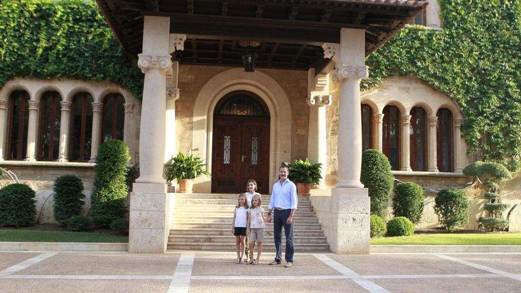 Los Kings Felipe y Letizia, con sus hijas, la princesa Leonor e Infanta Sofía, en la fachada de Marivent, en agosto de 2015.
