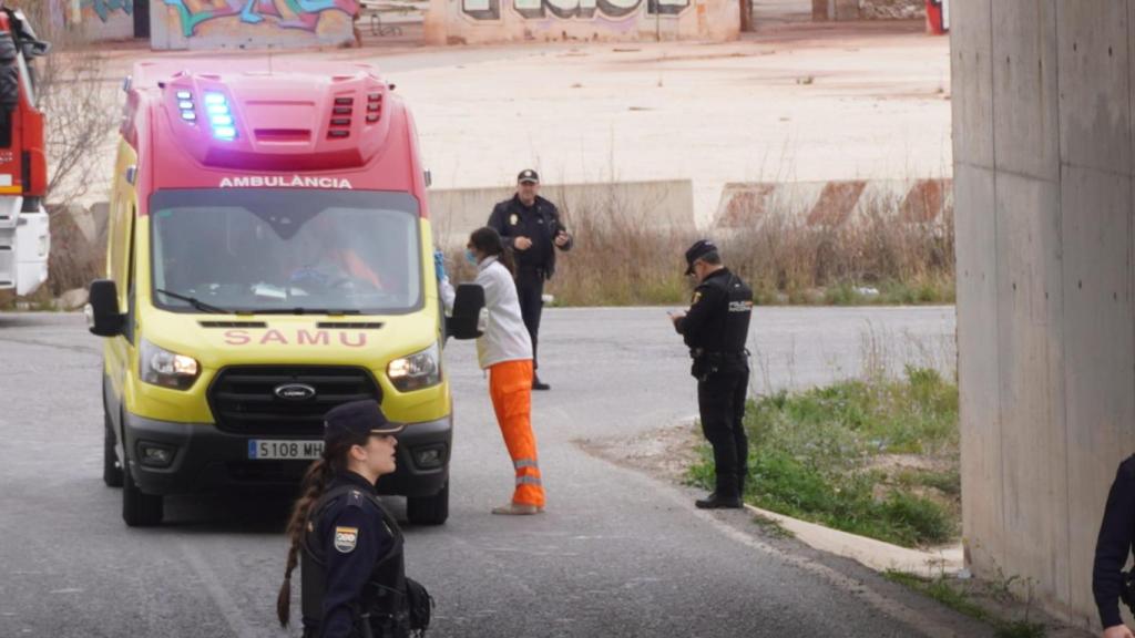 Imagen de una ambulancia llegando al lugar de los hechos.