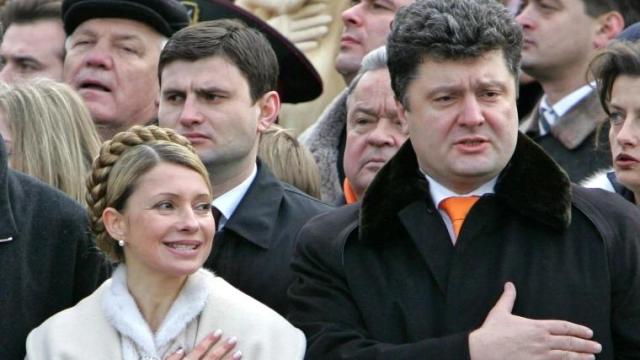 Yulia Timoshenko y Petró Poroshenko, en 2005, concentrados en Kyiv por Viktor Yúshchenko.