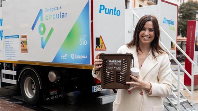 La concejala de Medio Ambiente y Movilidad, Tatiana Gaudes, con el cubo y las bolsas que se repartirán.