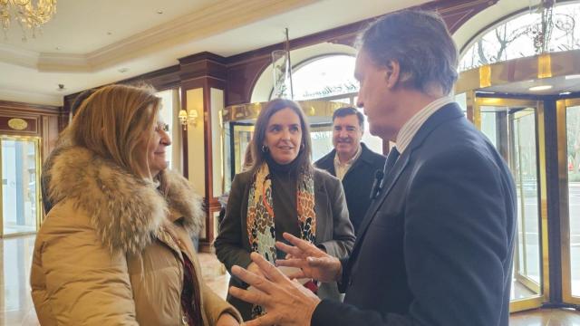 Carlos García Carbayo, y la vicesecretaria de Organización del Partido Popular, Carmen Fúnez