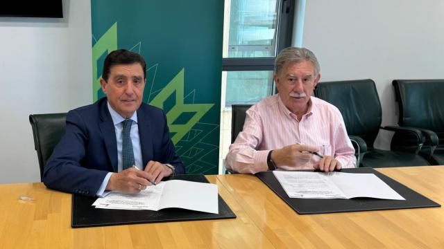 El presidente del Consejo Rector de Caja Rural de Soria,  Carlos Martínez, y el presidente de ASAMIS, José Luis García, durante la firma del convenio