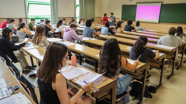 Una clase de jóvenes haciendo un examen.