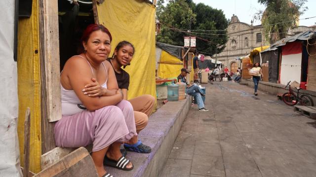 Belkis Malpa y su hija, migrantes venezolanas que viven en el campamento frente a la iglesia de la Soledad, el 27 de febrero en Ciudad de México.