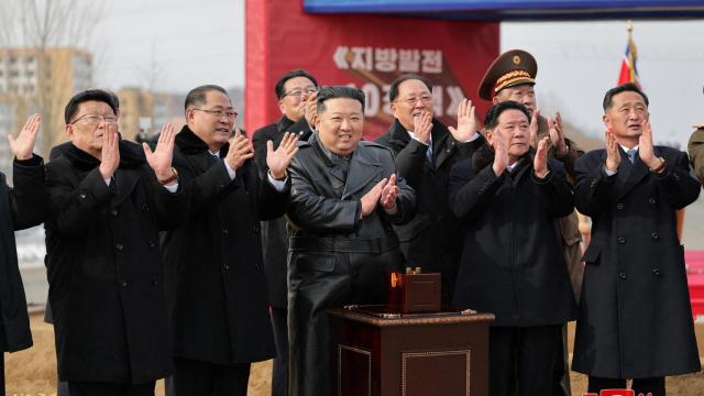 El líder norcoreano Kim Jong Un asiste a la ceremonia inaugural de un Hospital.