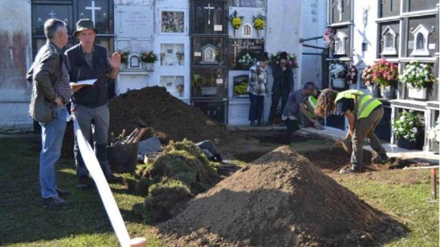 Trabajos de exhumación coordinados por el grupo Histagra  O Val, en Narón.