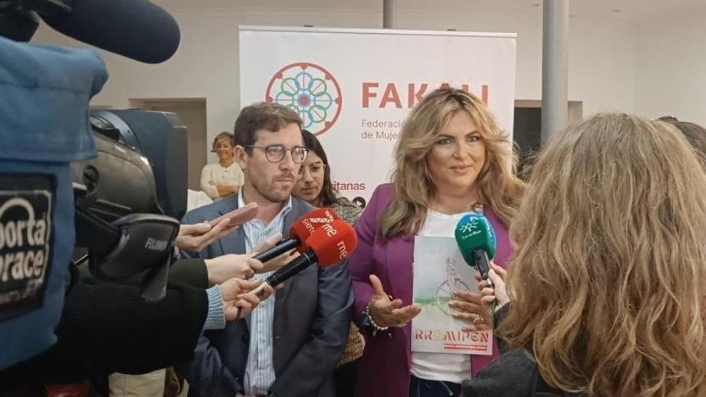 Francisco Toscano, subdelegado del Gobierno en Sevilla, y Beatriz Carrillo, directora general de Igualdad de Trato y No Discriminación del Ministerio de Igualdad.