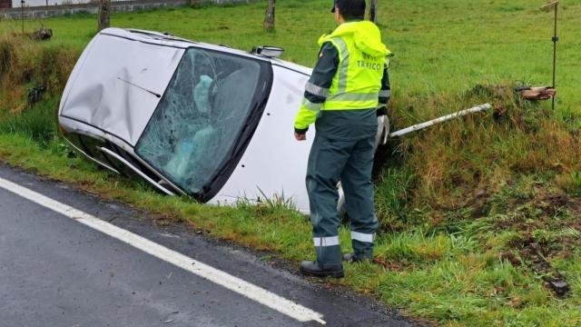 Herida una conductora de 80 años tras salirse de la vía en Nogueira de Ramuin (Ourense)