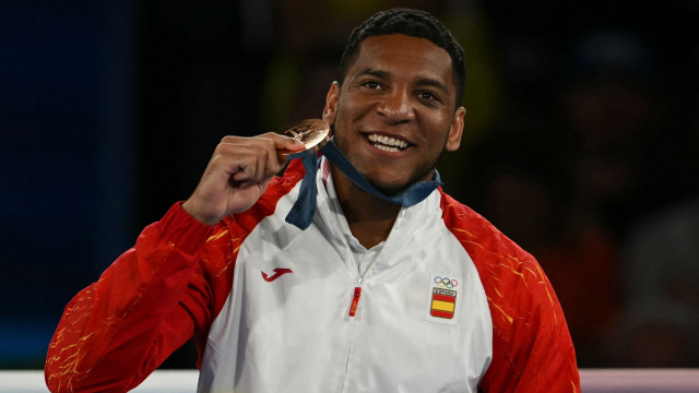 Enmanuel Reyes con la medalla de bronce en París.