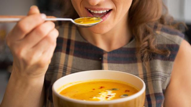 Una persona comiendo sopa (Imagen de archivo)