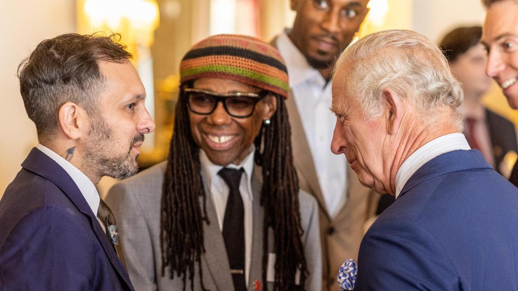 El rey Carlos III, con Nile Rodgers, productor musical y fundador de la mítica banda de los 70, Chic.