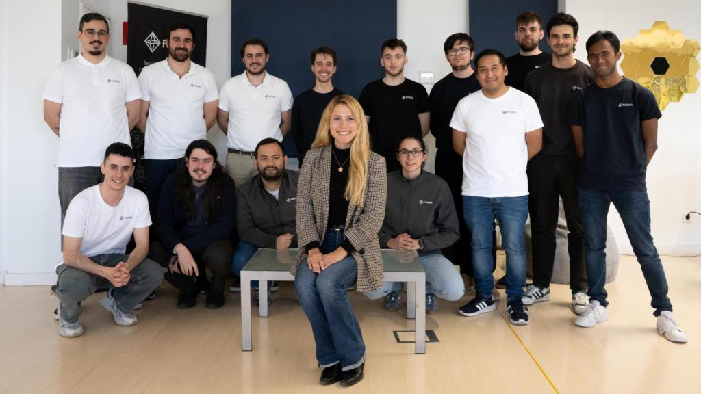 Arianna Silva, junto al resto del equipo de ingenieros de FOSSA Systems que dirige.