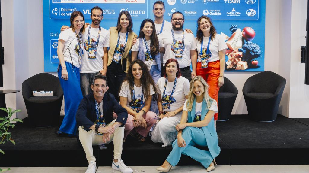 Beatriz Jacoste (primera por la derecha en la primera fila), junto a miembros de su equipo en la última edición del evento de referencia de KM ZERO Food Innovation Hub, ftalks, en Valencia.