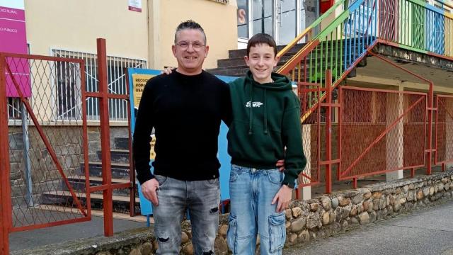 Juan Carlos con su hijo frente al CEIP María Luisa Ucieda Gavilanes del municipio leonés de Toral de los Vados