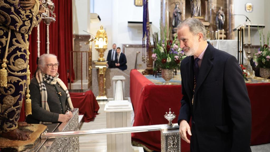 El rey de España, Felipe VI, este viernes, 7 de marzo, visitando al Cristo de Medinaceli.