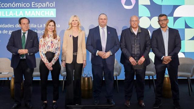 La moderadora de la mesa, Ana Isabel Albares (en el centro), junto a los ponentes.